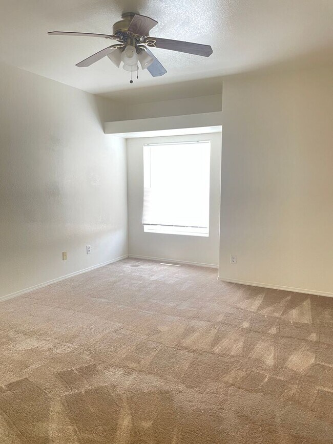 Building Photo - Beautiful open floor plan located in a gat...