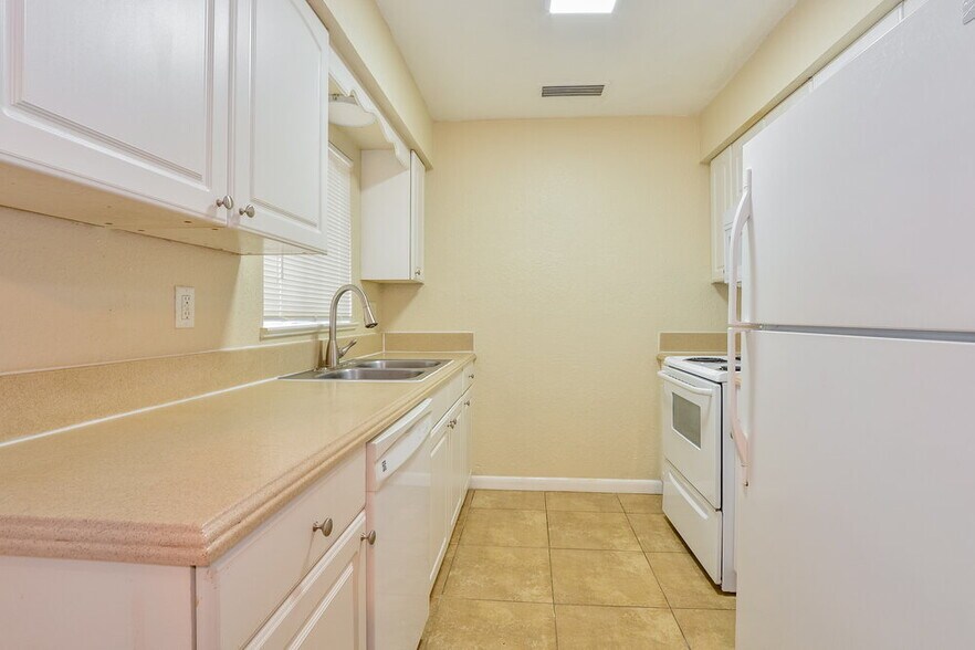 Building Photo - 608 Pheasant Ave