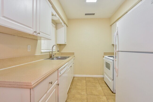 Building Photo - 608 Pheasant Ave