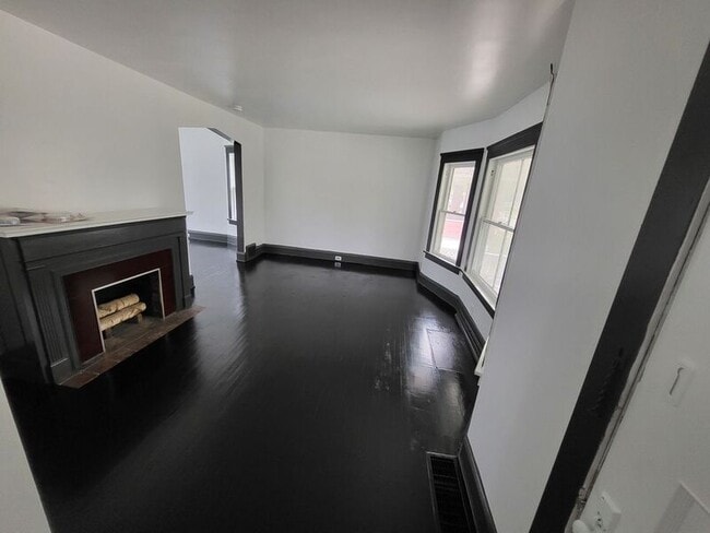 Primary Photo - 1645 Larchmont Ave