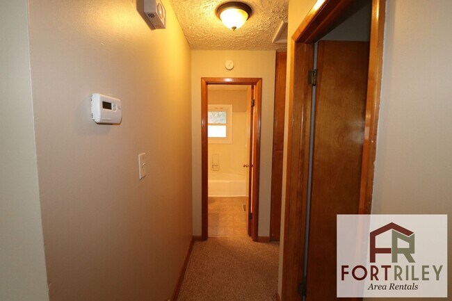 Building Photo - 519 Maple St