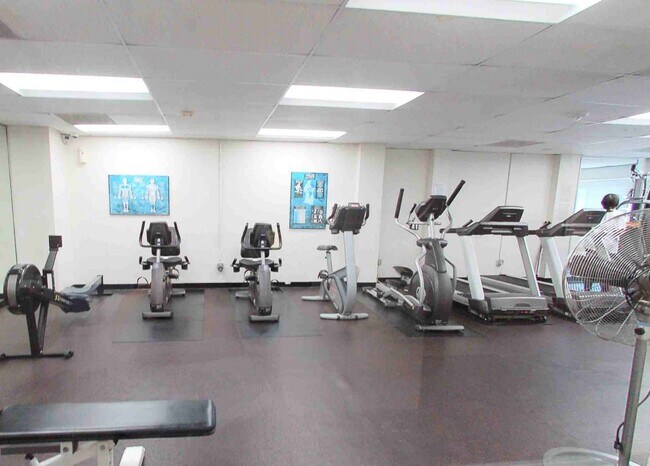 Building Photo - Wilshire Park Condo Studio with Den with Park views in Cleveland Park!