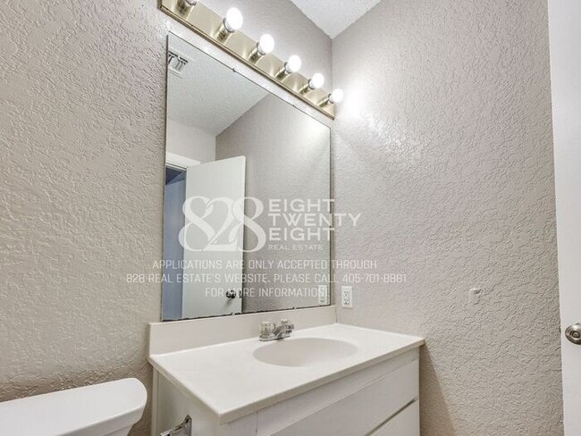 Building Photo - Spacious 2 Bed/2 Bath Townhome Duplex Available NOW in Moore, OK!