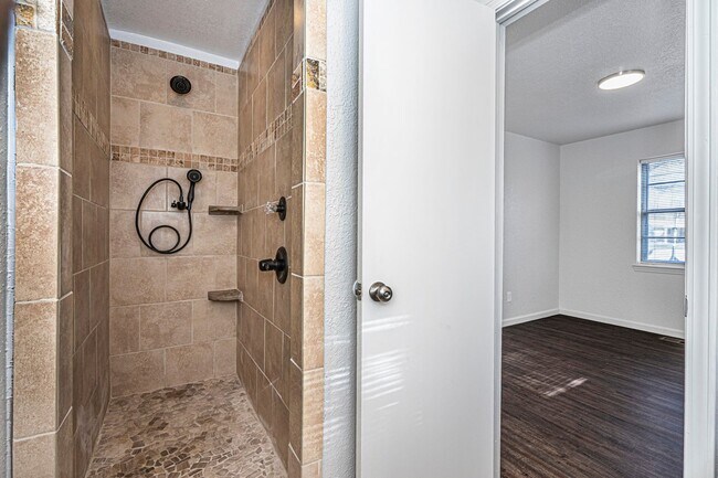 Building Photo - Great  3 Bed 2 Bath in Yukon!
