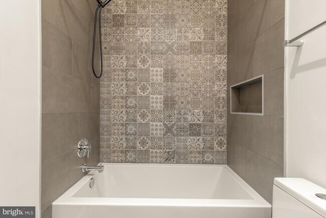 Building Photo - 1605 F St NE