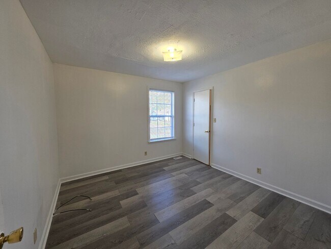 Building Photo - Charming 3-Bedroom Home with Spacious Back...