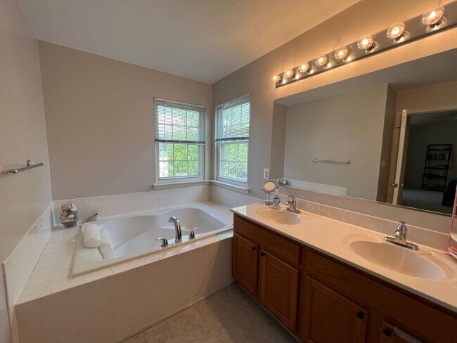 Building Photo - Impressive 4 Bedroom 3.5 Single-Family Hom...
