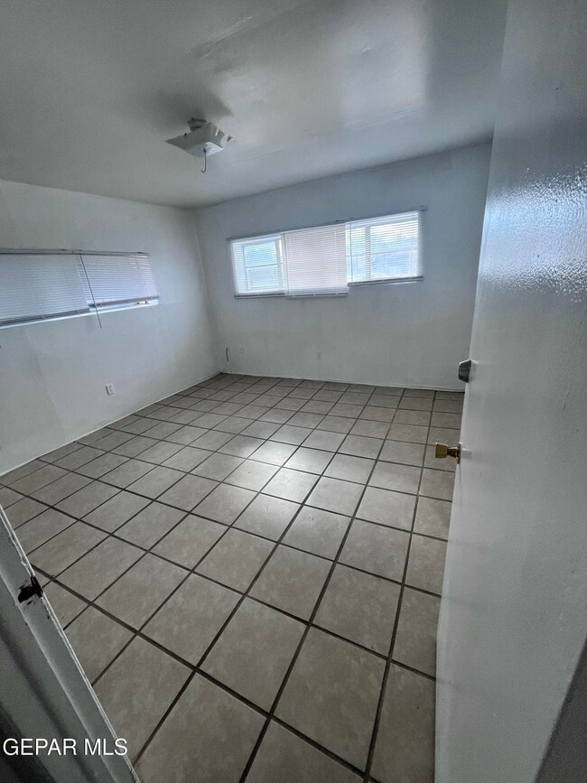 Building Photo - 813 Elmwood Ct