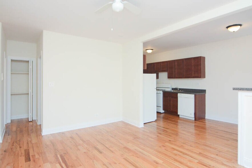 Building Photo - 629 W Cornelia Ave
