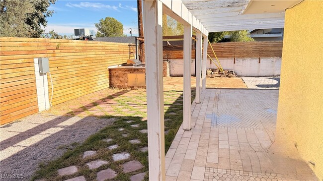 Building Photo - 1819 S Beverly Way