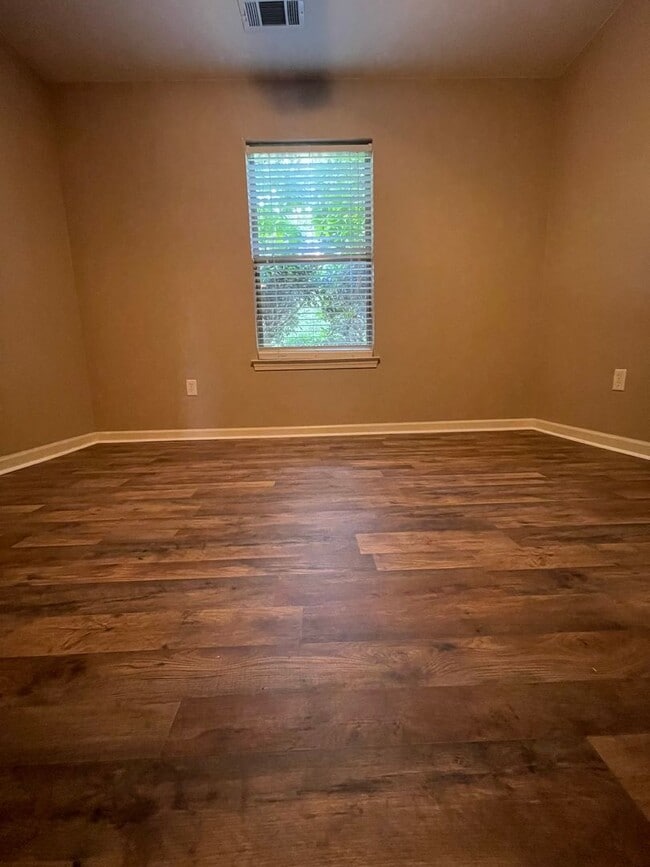 Building Photo - Convenient Sherwood Location
