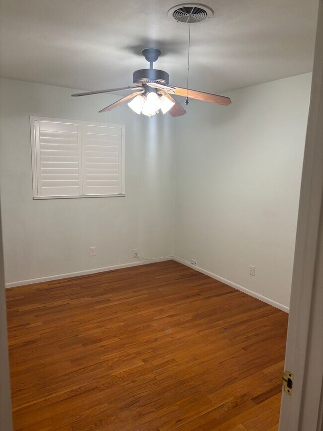 Building Photo - 3 B/R 2 BA Charming house AVAILABLE NOW!!