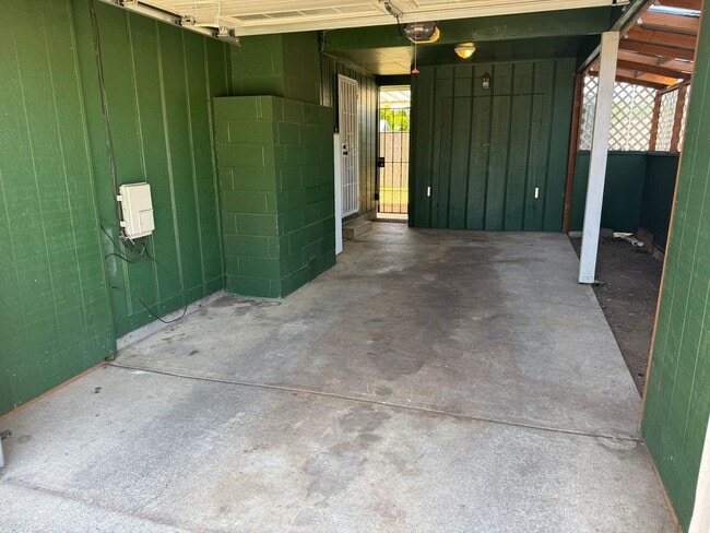 Building Photo - 2-bedroom/1 bathroom duplex with garage and shed!