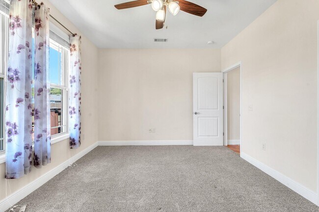 Building Photo - 4782 Primrose St