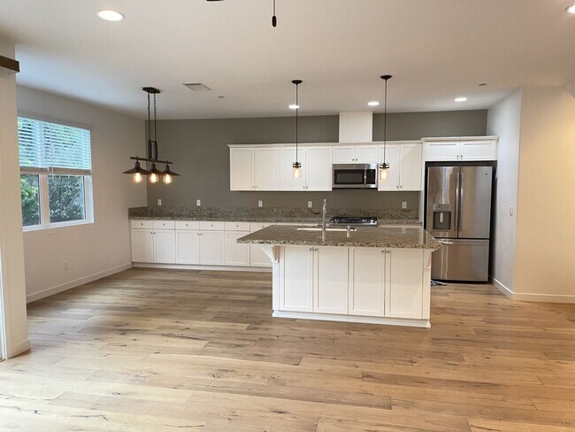 Building Photo - Beautiful 3 Bedroom house in Trillium, Arr...