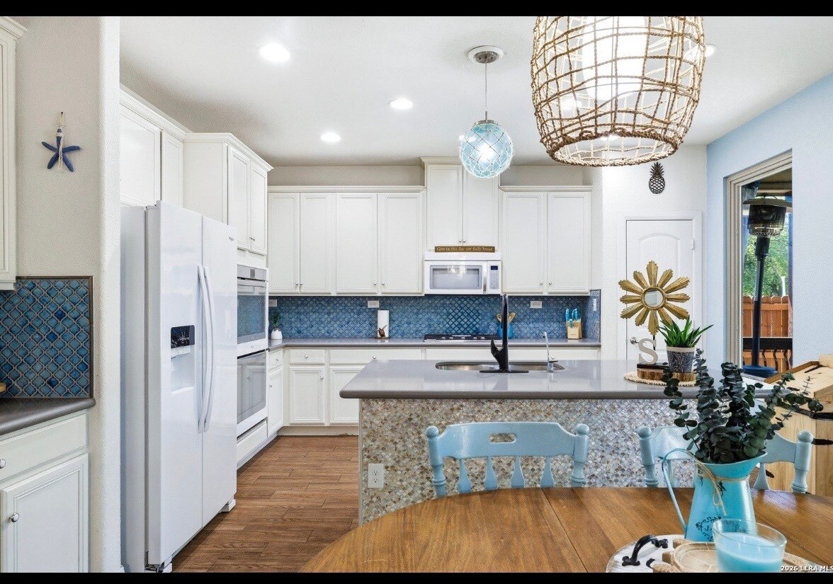 Coastal themed kitchen - 7743 Robert Mondavi