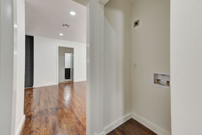 Building Photo - Fully Renovated 4 Bed, 2 Bath Near Campus!