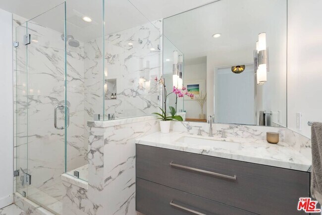 Building Photo - 838 N Doheny Dr