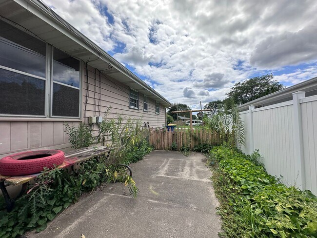 Building Photo - 490 St Bernard Dr