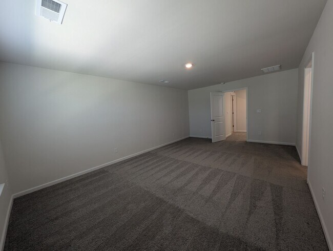 Building Photo - Spacious 2 story, 5 bedroom, 3 bath Home located in Secrest Commons Community!