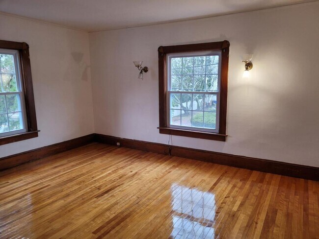Building Photo - 2060 Elm St