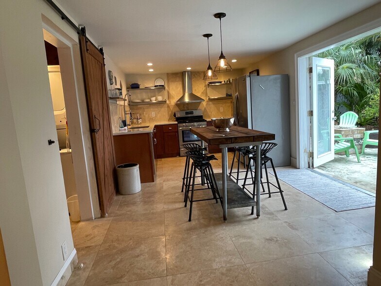 Building Photo - 3203 Marine Dr