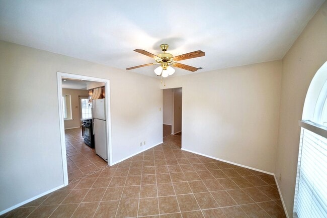 Building Photo - Charming 2-bed, 2-bath home in Universal C...