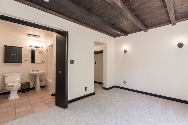 Building Photo - 7846 Lilac Ln