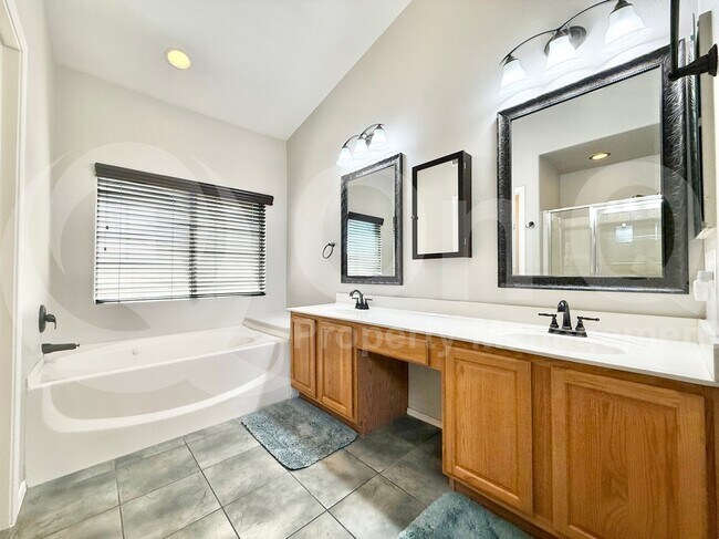 Building Photo - 1523 E Black Diamond Dr