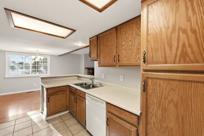 Building Photo - Charming 2BR/2.5BA Townhome in Deer Pointe Village! Beautiful Hardwood Floors Throughout Main Lev...