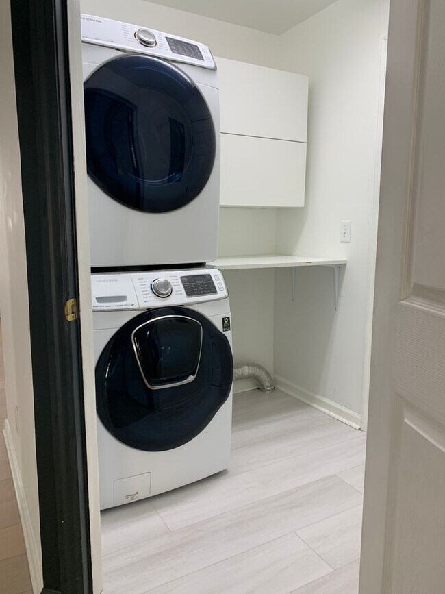 Building Photo - Renovated 5 Bedroom Home w/ 2 Car Garage and Fenced Backyard