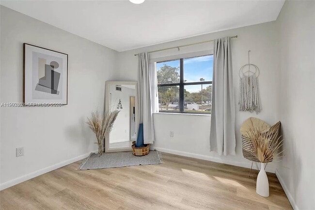 Building Photo - 561 NW 100th Pl