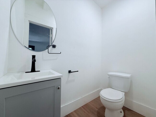 Building Photo - 3 Bedroom 1.5 Bathroom House in