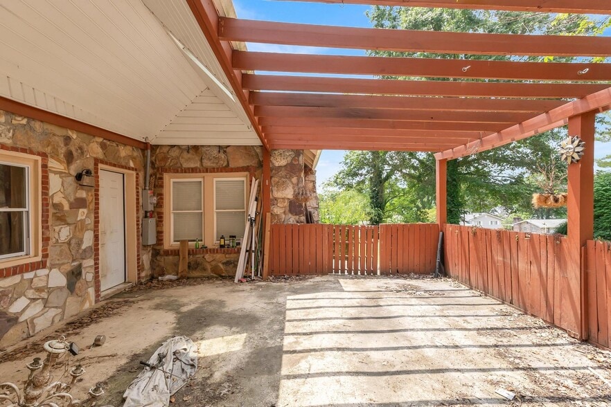 Building Photo - 1688 Overhill Rd