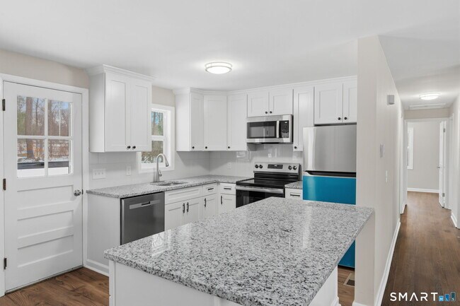 Building Photo - 26 Hiawatha Ln