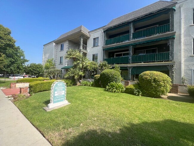 Primary Photo - Newly Renovated 3rd Floor with View - One ...