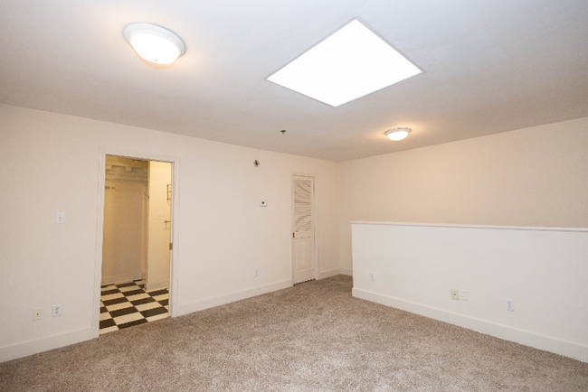 Building Photo - 523 N Bertrand St