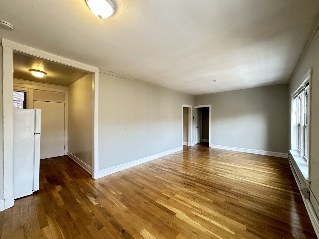 Building Photo - 631 W Barry Ave