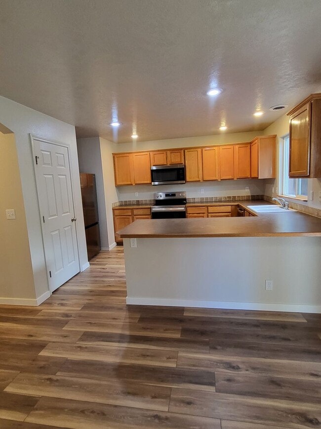 Building Photo - 3097 E Shaver Ct