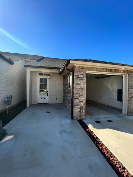 Building Photo - 324 Saint Thomas Ln