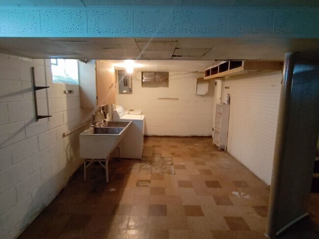 Building Photo - Beautiful, sprawling, brick ranch - $1700/mo