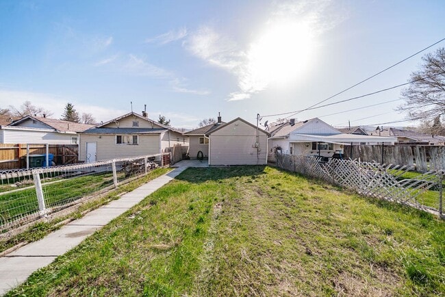 Building Photo - 3 bed 1 bath home recently renovated.