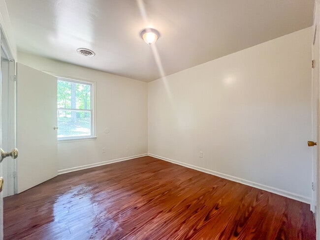 Building Photo - 5207 Cheshire Dr