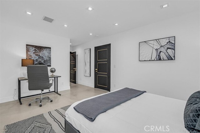 Building Photo - 430 W Kenneth Rd