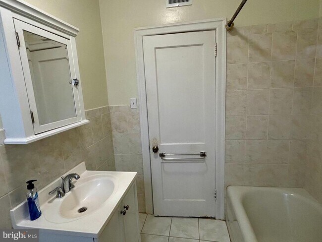 Building Photo - 1716 W Nedro Ave