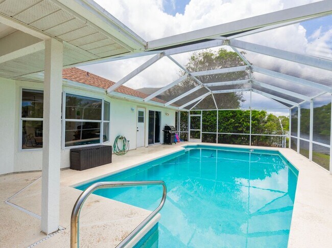 Building Photo - 1123 SW Oak Hollow Ct