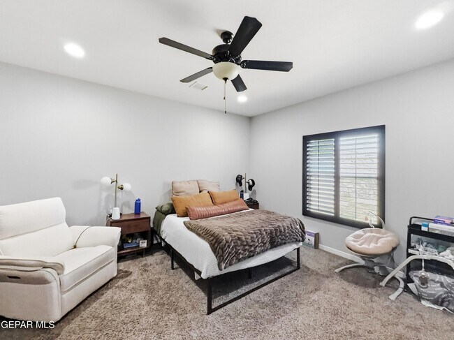 Building Photo - 12805 Kingsbury Ave