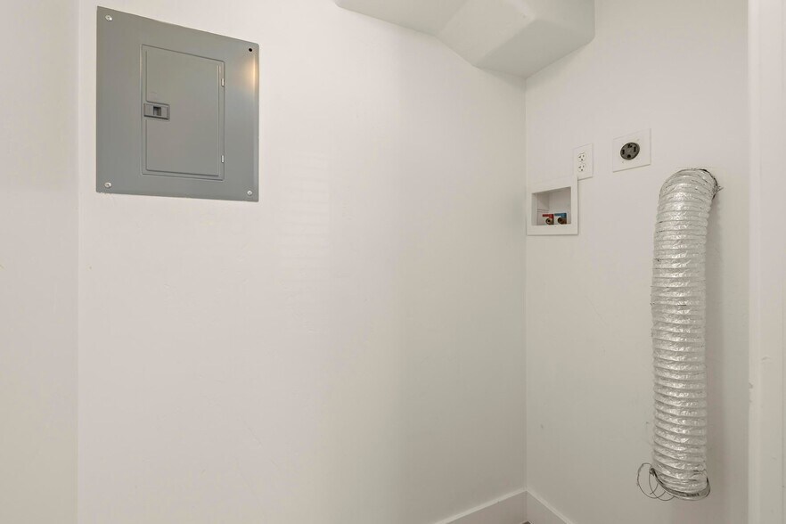 Building Photo - 792 500 N