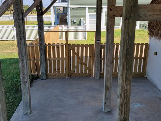 Building Photo - Fenced Jamaica Beach 3/2/1 Tri-level Home