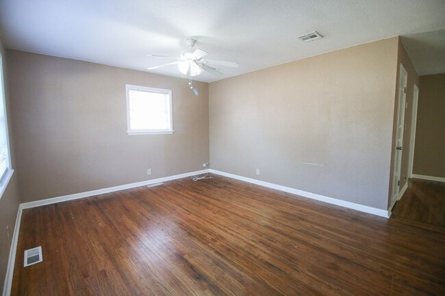 Building Photo - 3-Bedroom Home with Yard in East Tulsa – Ready Mid May!